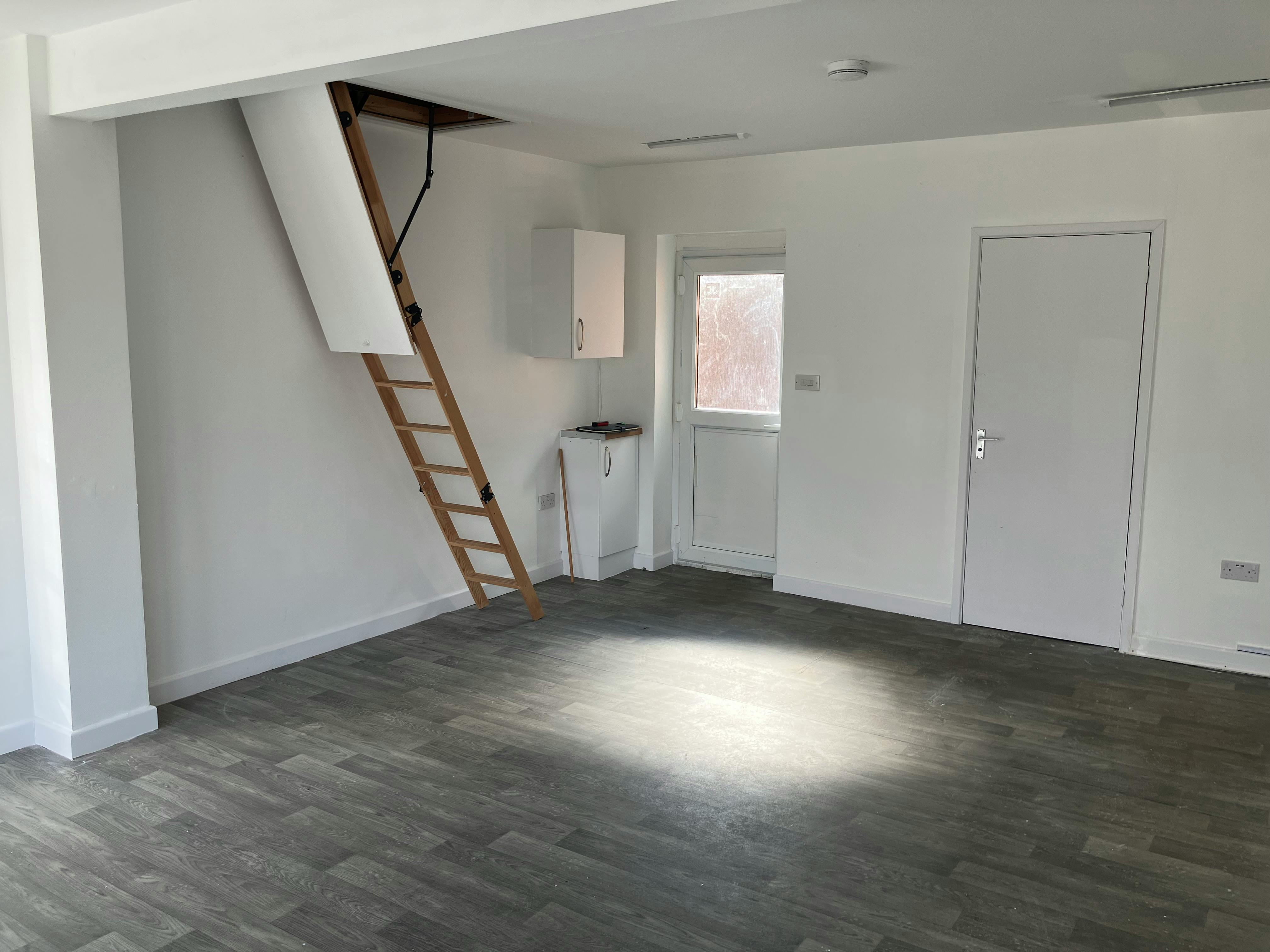 Retail/Shop in Winchester - photo 3