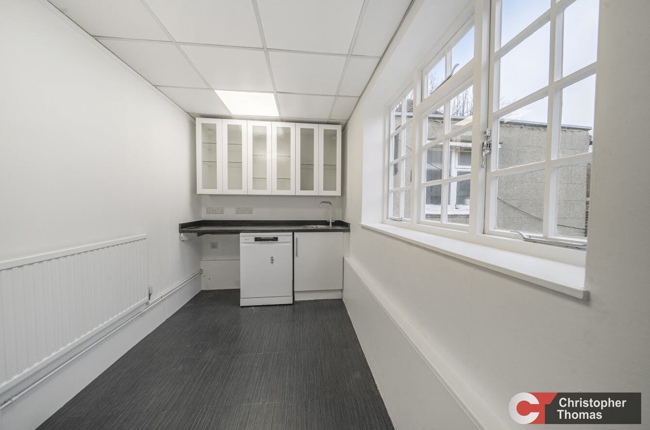 119-120 High Street, Eton, Office To Let - kitchen.jpg