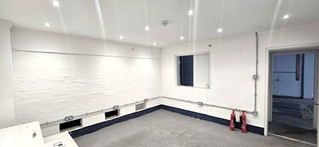 Unit 2, Lyndean Industrial Estate, London, Industrial To Let - 20260408_154247 - Edited.jpg