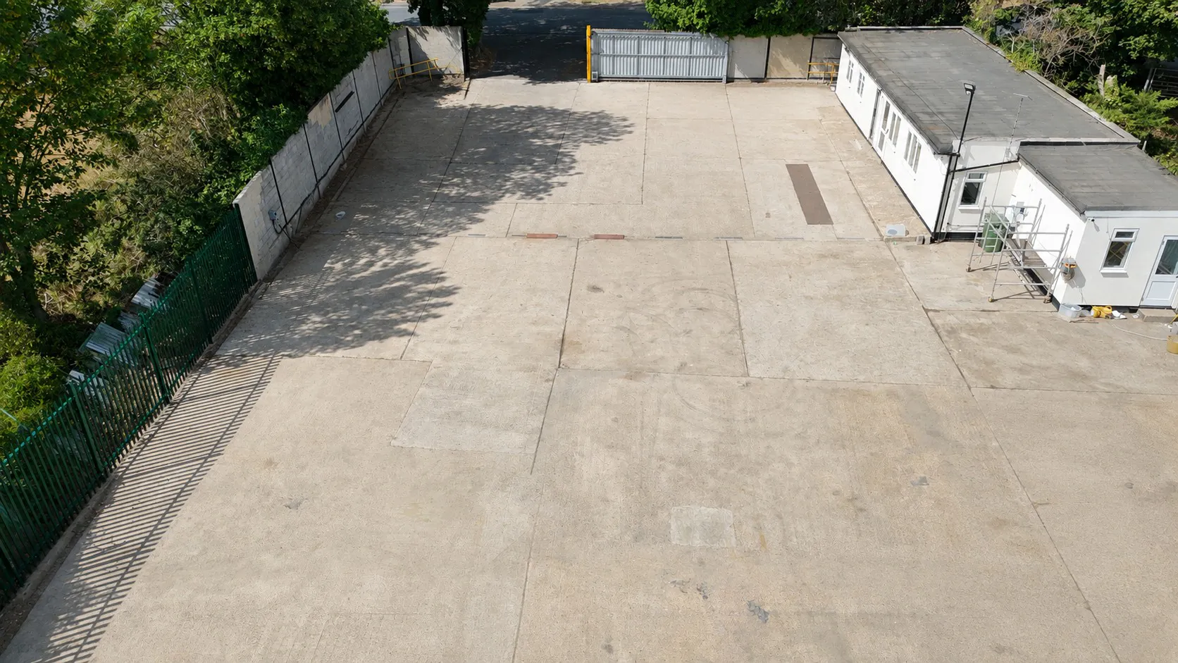 Skeleton Yard, Ware To Let - Yard front 2