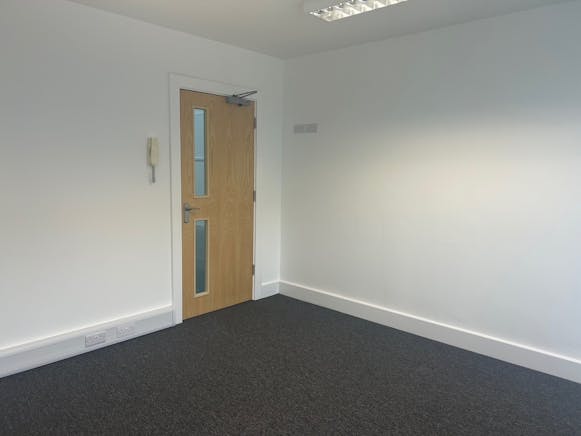 Unit 22, Bilton Industrial Estate, Bracknell, Industrial To Let - 7.jpg