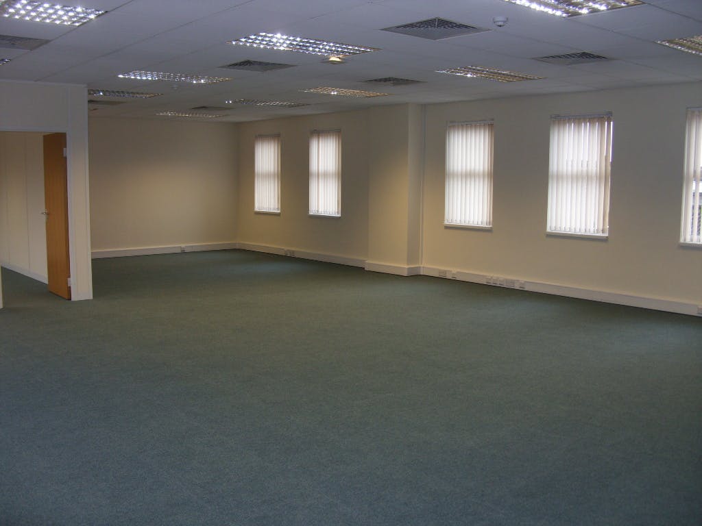 Office in Chertsey - photo 4