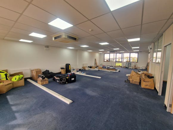 Unit 57 Tempus Business Centre, Basingstoke, Industrial To Let - 20260409_101752.jpg