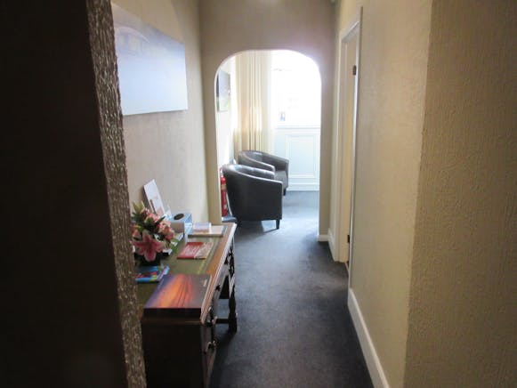 9 Creswell Corner, Woking, Retail For Sale - IMG_2758.JPG