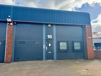 16 The Hawthorn Centre, Harrow, Warehouse To Let - 16 Hawthorn Centre (1).jpg
