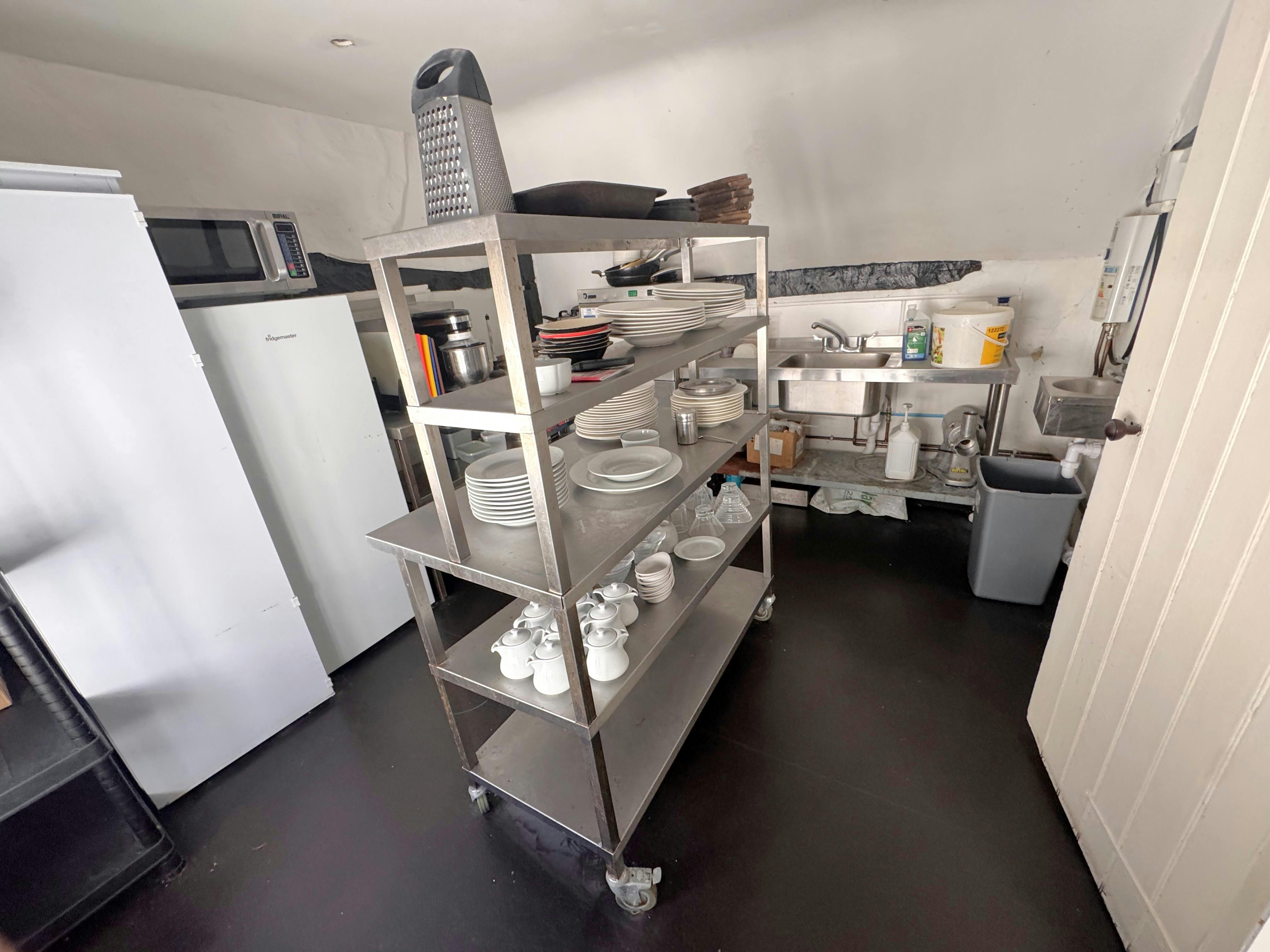 6 High Street, Petersfield, Retail To Let - 6 High St Petersfield - Kitchen rear.jpg