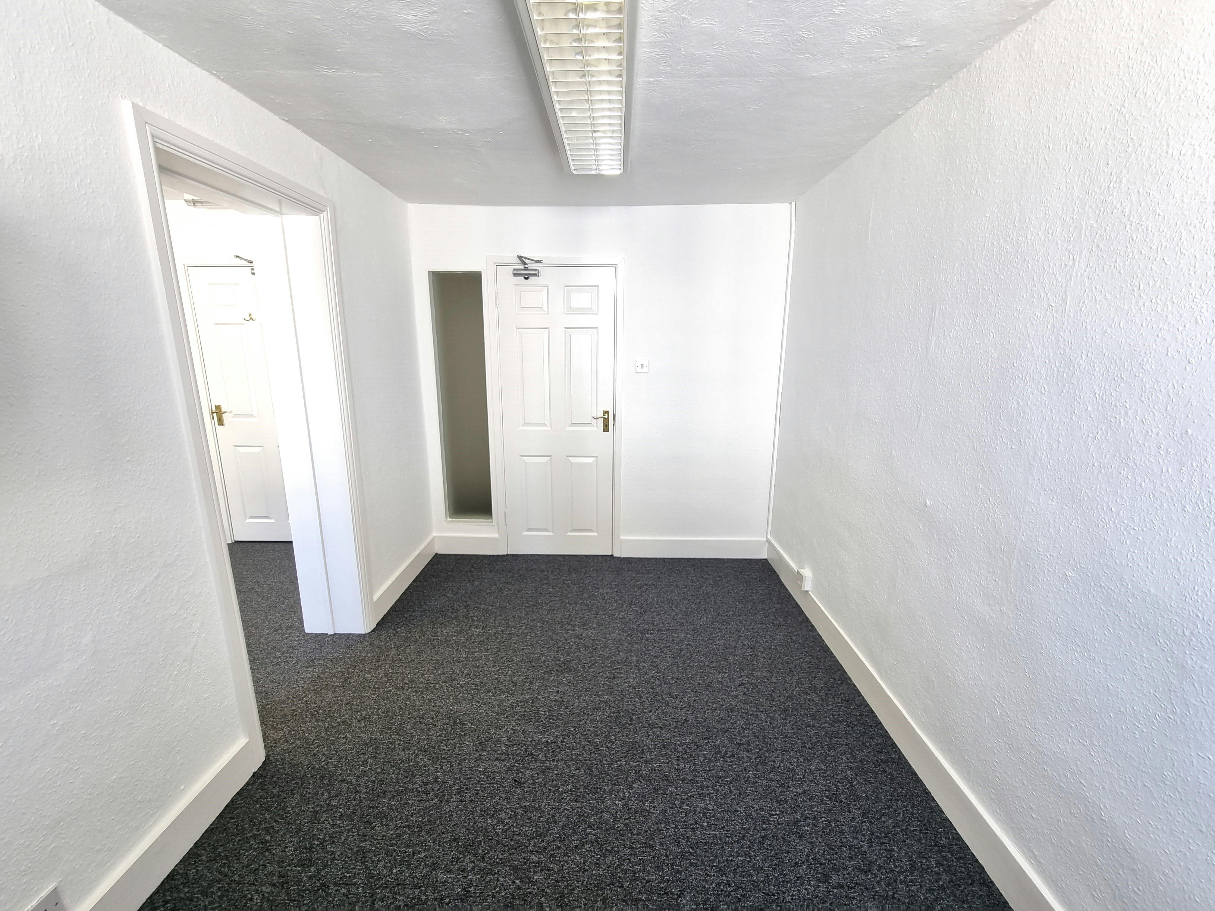 1st Floor Rear, 22 London Road, Horsham, Office To Let - 20240509_112716.jpg
