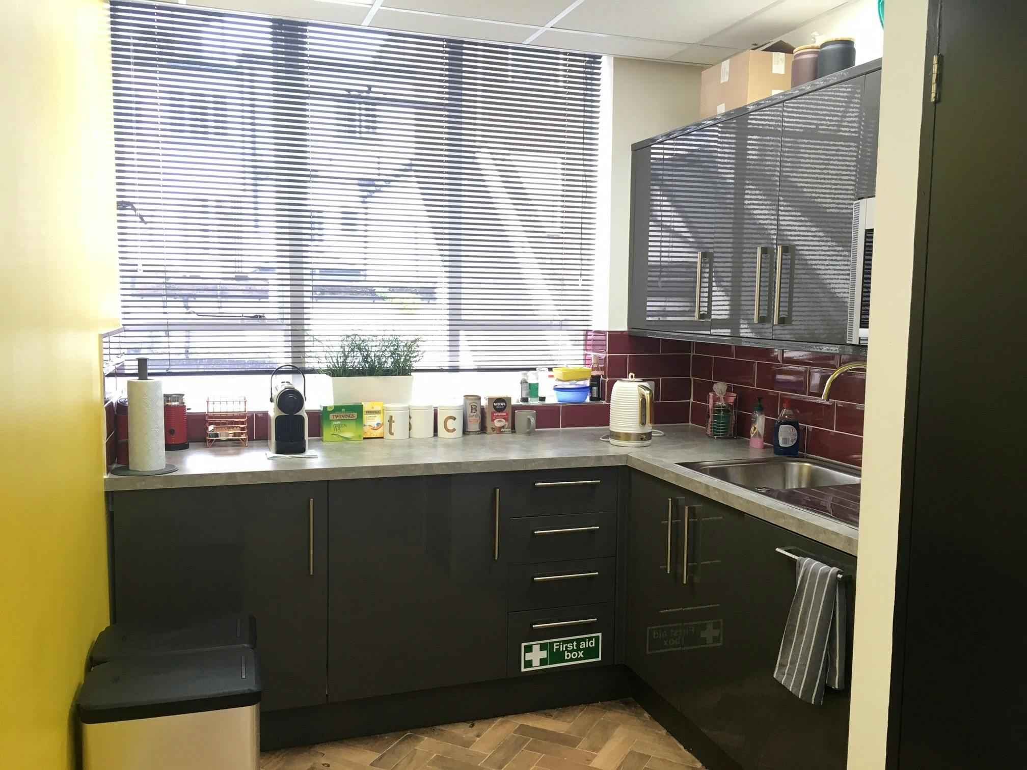 Office in Woking - photo 4