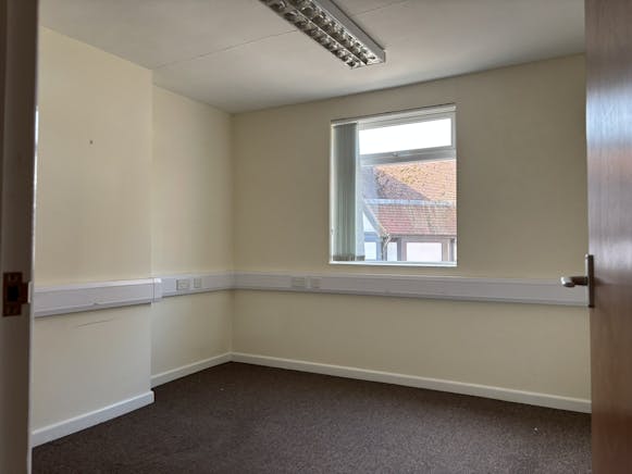 28 High Street, Ringwood, Office To Let - IMG_5808.JPEG