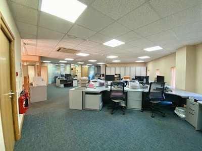4 Apex Business Centre, Dunstable, Business Park / F1 (Learning and Non-Residential Institutions) / Healthcare / Hi Tech / Lab / Laboratory / Light Industrial / Logistics / Office / Research and Development / Studio / Gallery / Studio / Workshop / Trade For Sale - Image 4