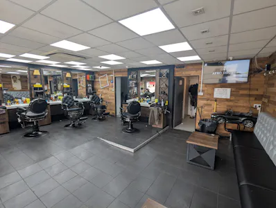 33-34 The Square, Hemel Hempstead, Retail To Let / For Sale - PXL_20260713_095136788.jpg