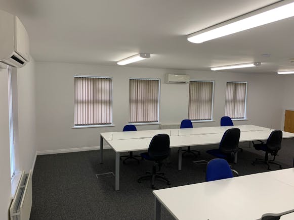 Calverton House, Milton Keynes To Let - KJQJ7807.JPG