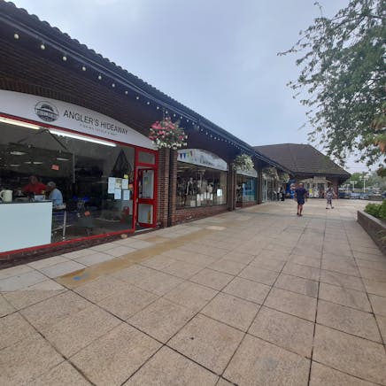 Unit 5, Chineham Shopping Centre, Basingstoke, Retail To Let - 20220817_102940.jpg