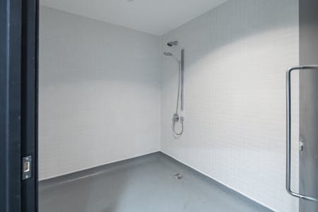 30 Nile St., London, Office To Let - Shower