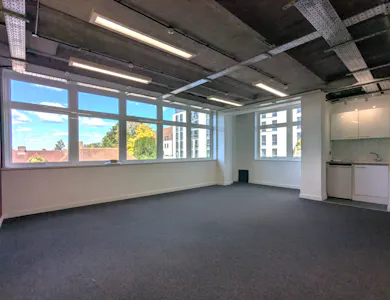 Office 4 and 6, 229-235 Cavendish House, Guildford, Office To Let - IMG_0999.jpg