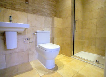 28 Woodseer Street, London, Residential To Let - ensuite.JPG