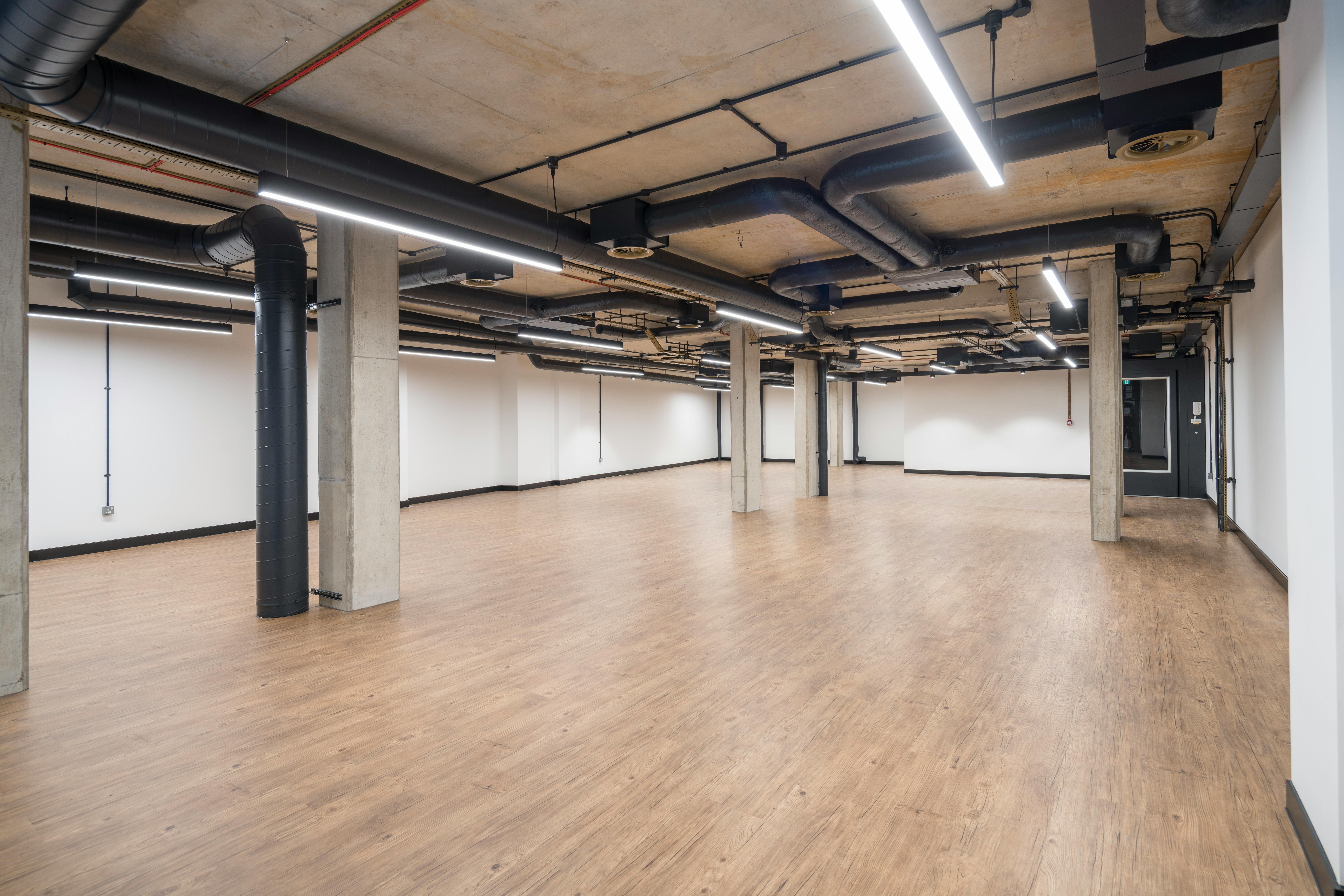 Retail/Shop in London - photo 4