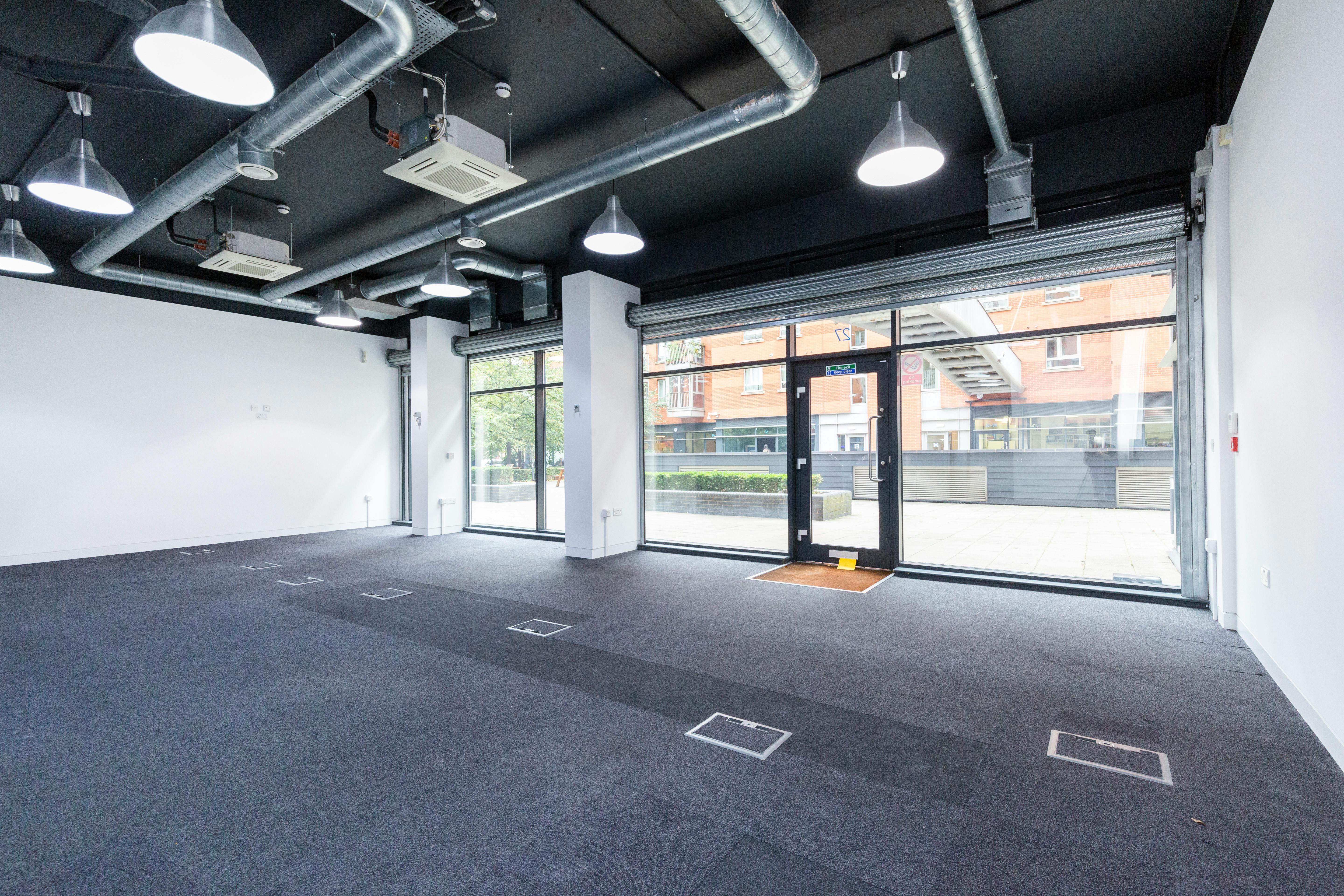 Retail/Shop in London - photo 4