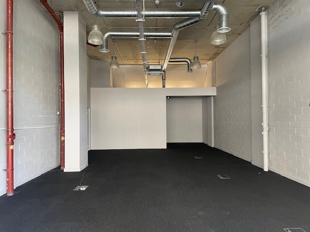 Retail/Shop in London - photo 3