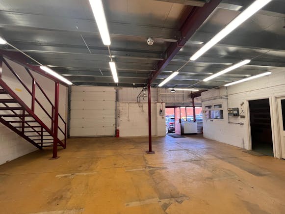 Unit 10 The Business Centre Corinium Industrial Estate, Amersham,, Industrial To Let - WhatsApp Image 20250707 at 122056_e1d47ec0.jpg