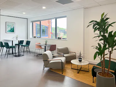 Regus - Leamington Spa, Nicholls House, Warwick, Office To Let - Regus_Leamington Spa_UK_Centre 7855_Business Lounge 2.jpg