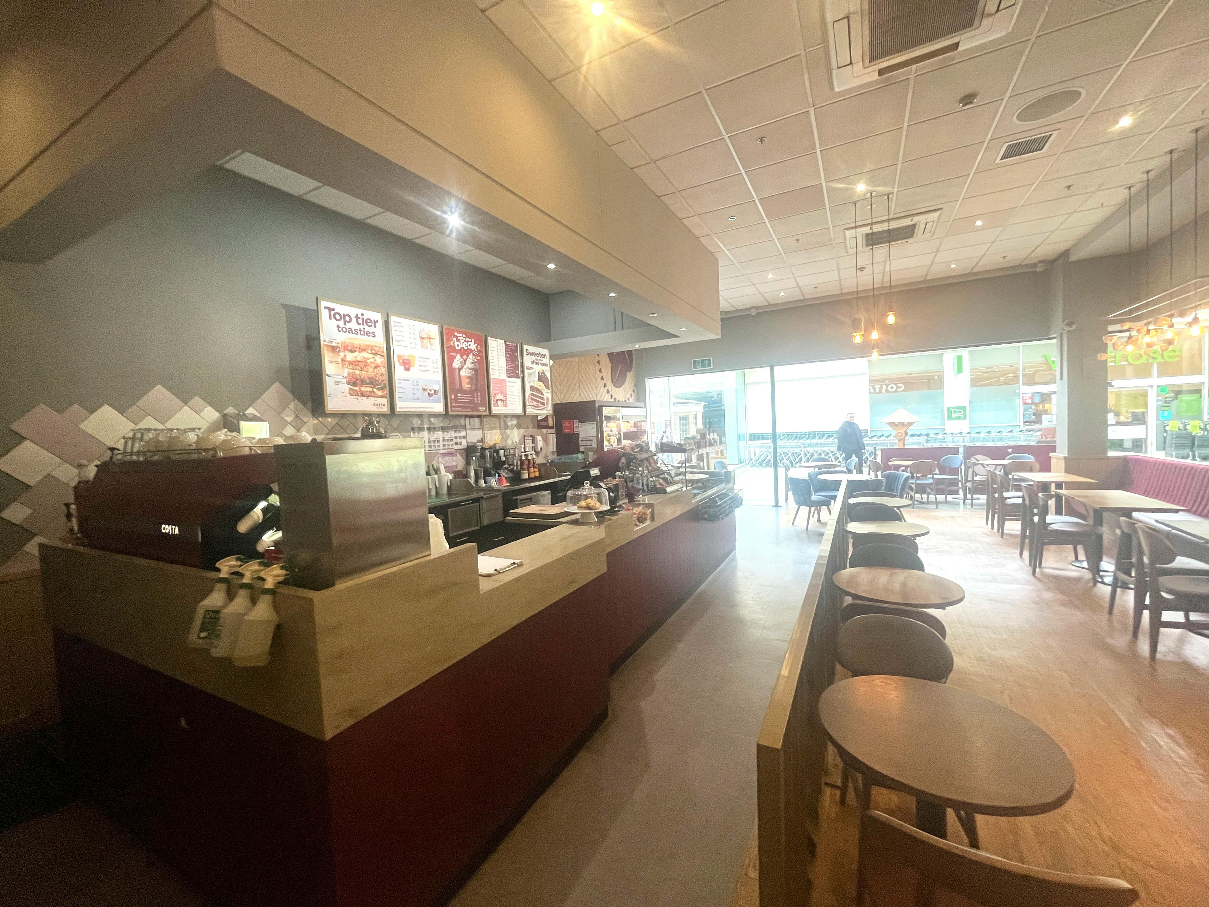 Retail/Shop in Fleet - photo 2