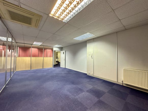 Unit 19 Apex Business Centre, Boscombe Road, Dunstable, Office / Office To Let - Suite 7 photo 2.JPG