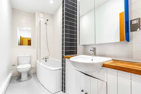 1C Burrows Mews, London, Residential Flat To Let - Bathroom/Toilet