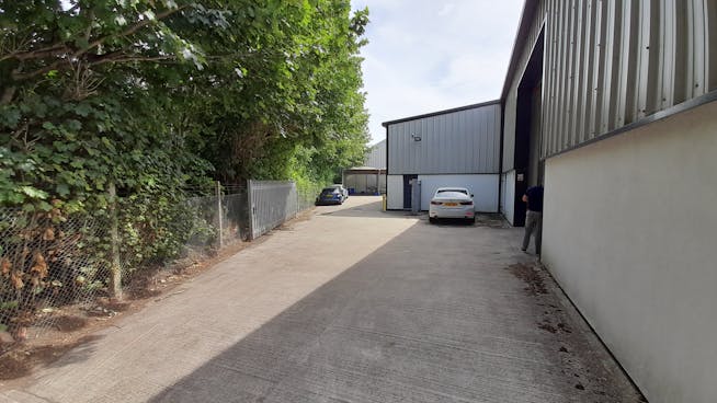 Units 10 & 12, Moniton Trading Estate, Basingstoke, Industrial / Warehouse To Let - 20250704_105808.jpg