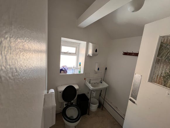 2 Bridge Street, Bakewell, Retail / Retail To Let / For Sale - IMG_3192scaled.jpg