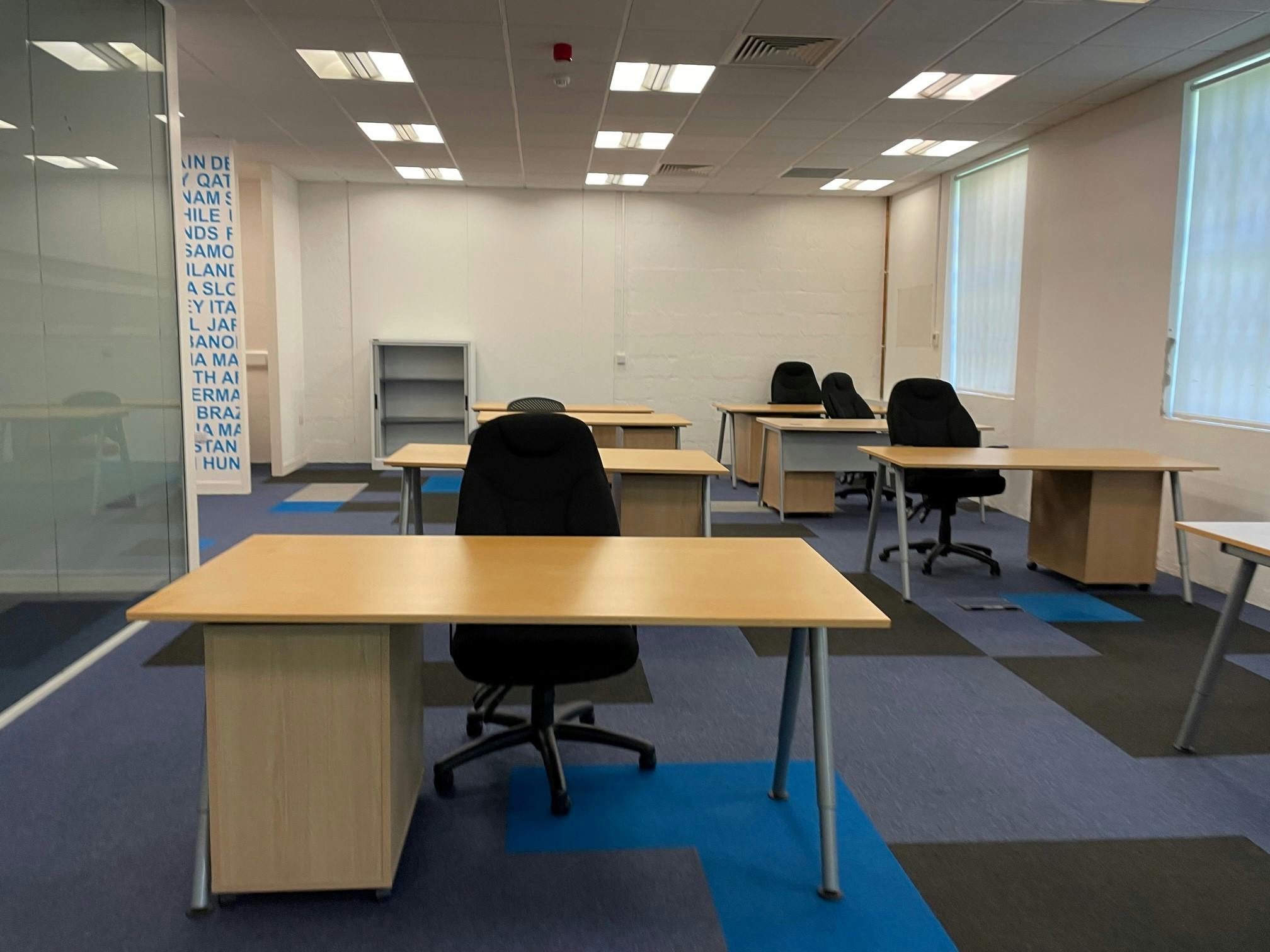 Office in Chertsey - photo 2