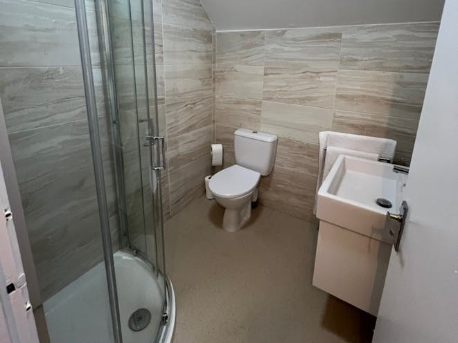 140-142 & 140a Caversham Road, Reading, Development / Investment / Retail For Sale - 142A Caversham Road - Flat 4 Shower Room