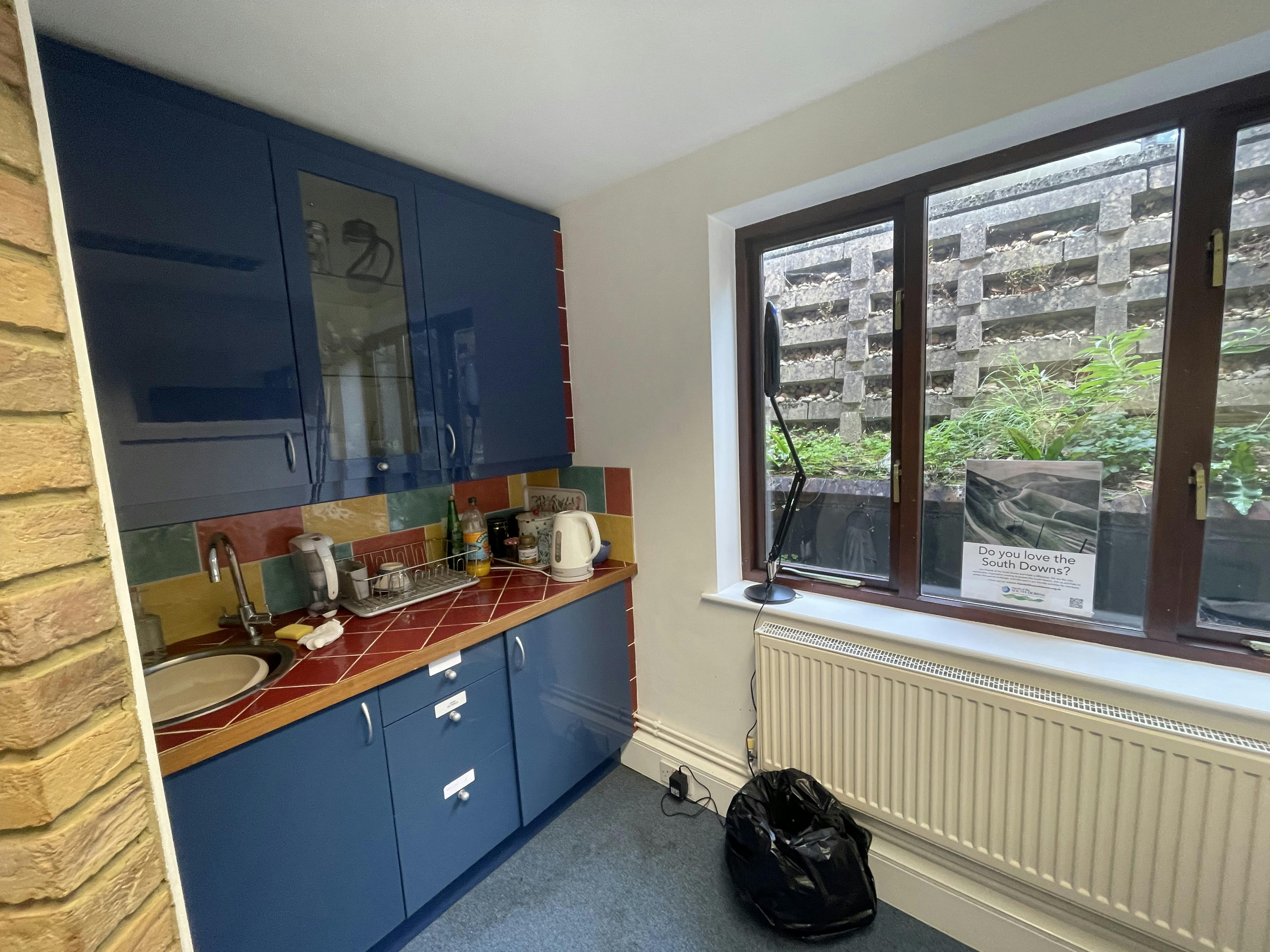 35 Swan Court, Pulborough, E and service