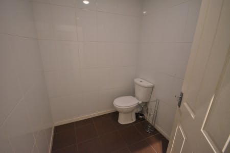 184 Chaddock Lane, Manchester, Office To Let - W.C.