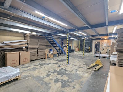 Unit 12, Watford, Industrial To Let - PXL_20260507_115946697.jpg