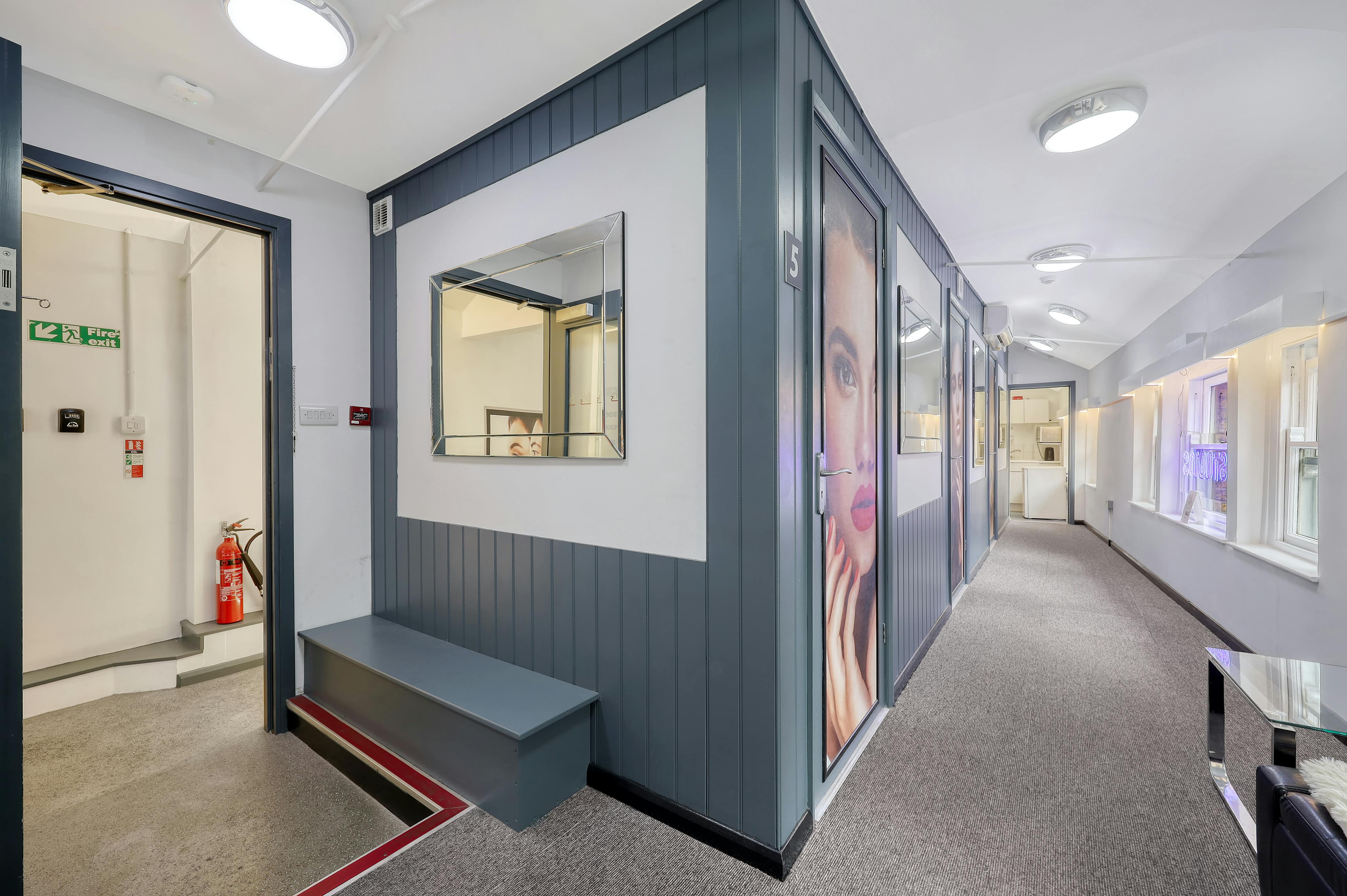 Retail/Shop in London - photo 4