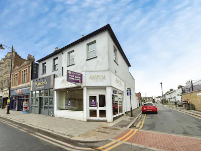 35 Broadway, Leigh-on-Sea, Retail To Let - 3dec562d-WhatsApp 20Image 202026-06-02 20at 2015.24.53 20 281 29.jpeg