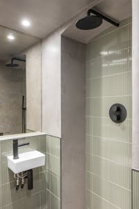 The Sail Loft, London, Office To Let - Shower