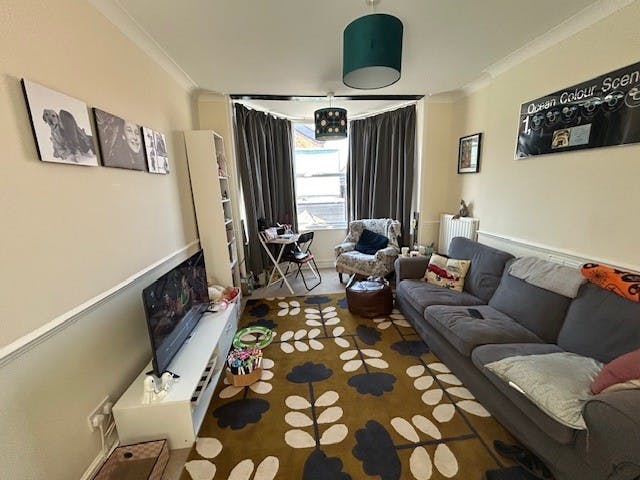 93 High Street, Eton, Investment For Sale - Maisonette living room.jpg