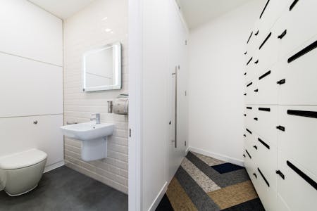 18 Market Road, London, Office To Let - Hub Lockers  Toilet.jpg