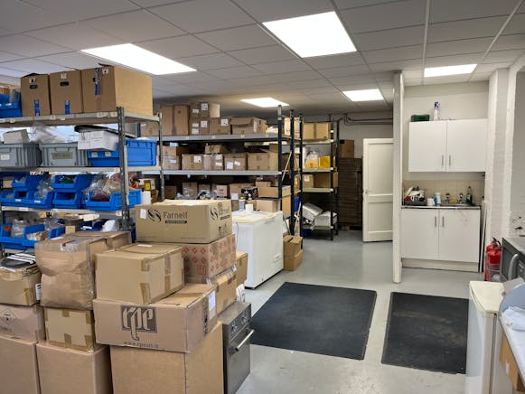 Brow Business Centre, Copyground Lane, Unit B, High Wycombe, Industrial / Offices To Let - 20251010_132650701_iOS.jpg