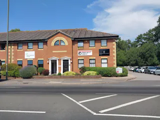 3 Tanners Yard, Bagshot, Offices To Let - 20260710_114719.jpg