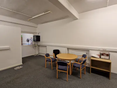 Unit 7, Hyde, Industrial/Logistics To Let - 20221208_131405.jpg