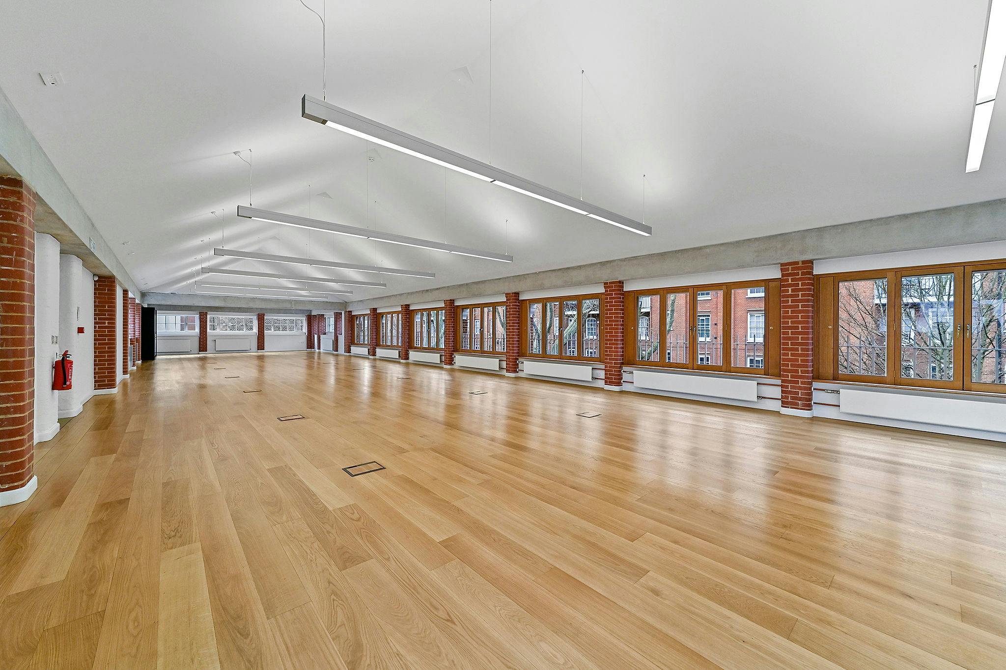 Office in LONDON - photo 2