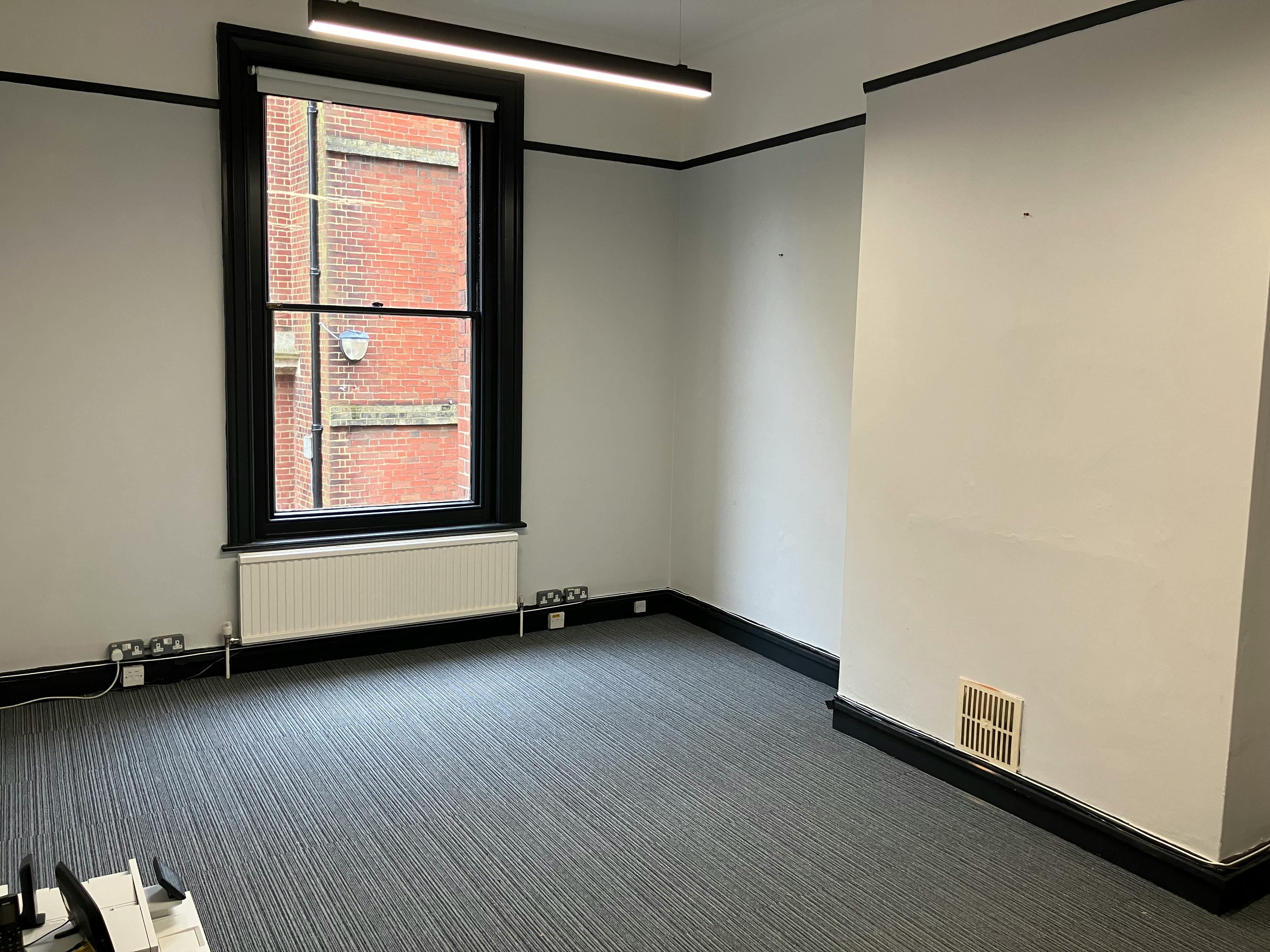 Office in Winchester - photo 2