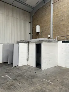 16 March Place, Aylesbury, Industrial To Let - 20260421_145906939_iOS.jpg