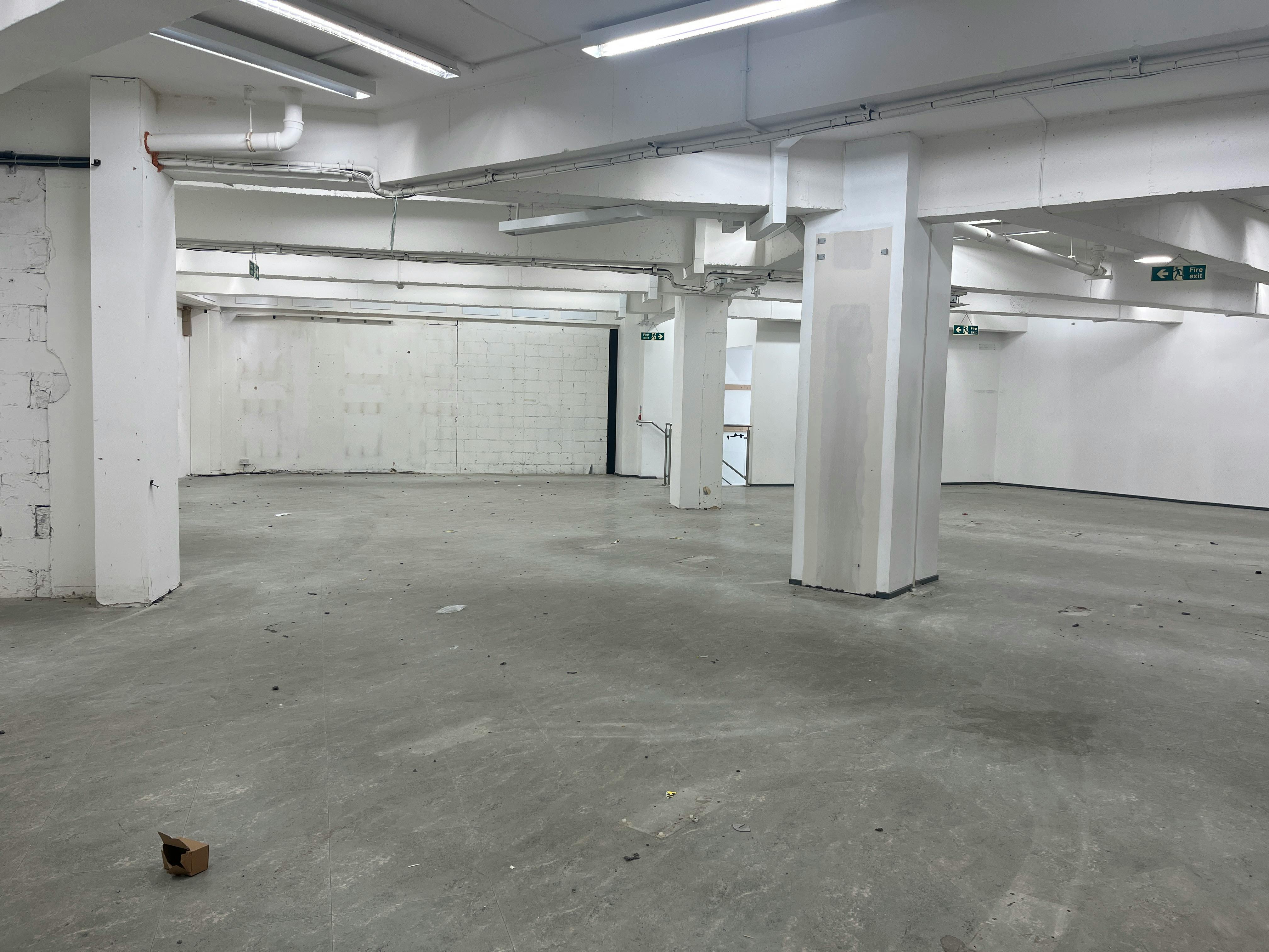 17-19 Octagon Parade, High Wycombe, Retail To Let - IMG_4386.JPG