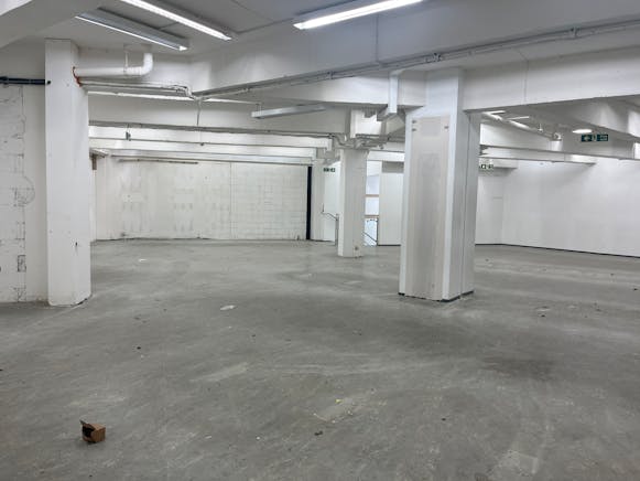 17-19 Octagon Parade, High Wycombe, Retail To Let - IMG_4386.JPG