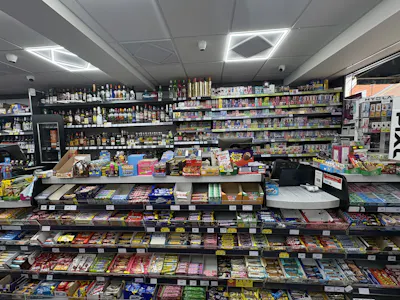 210-212 High Road, Benfleet, Retail To Let - P05 - Checkout and confectionery counter.jpg
