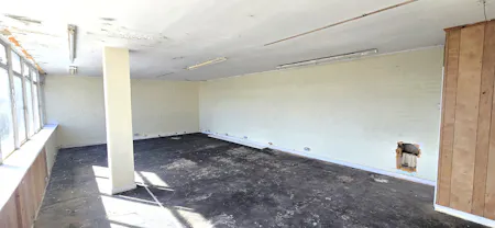 Unit 3, Lyndean Industrial Estate, London, Industrial To Let - 20260408_160821 - Edited.jpg
